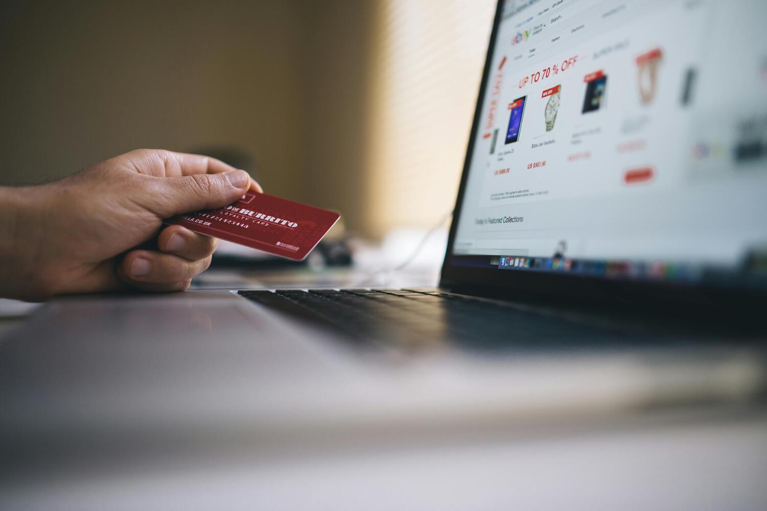 WooCommerce vs. Shopify vs. Soluções à Medida: Qual a melhor escolha para a sua loja online?